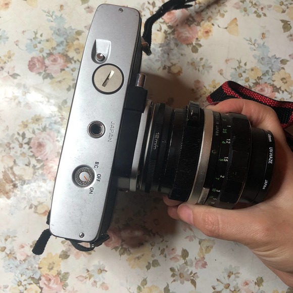 Vintage 1970s Minolta SRT 200 with Soligor Wide Auto Lens - Picture 4 of 8